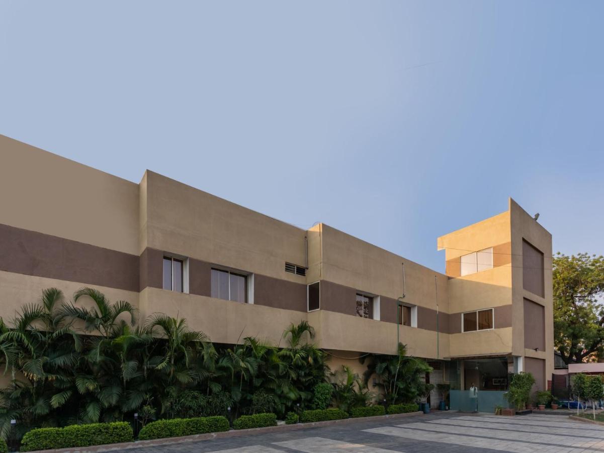 Oyo 4956 Hotel Maharaja Palace กานปูร์ ภายนอก รูปภาพ